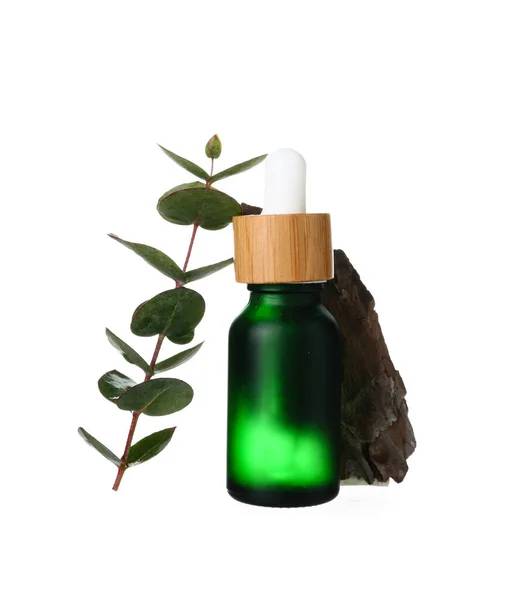Butelka Olejku Kosmetycznego Gałązką Eukaliptusa Korą Drzewa Białym Tle — Zdjęcie stockowe