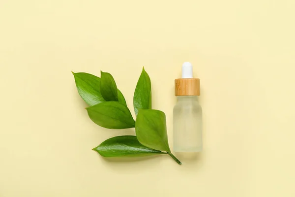 Flasche Kosmetiköl Mit Pflanzenzweig Auf Beigem Hintergrund — Stockfoto