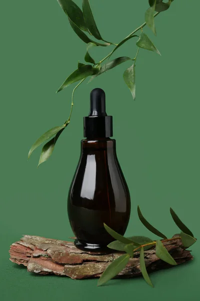 Bottle Cosmetic Oil Eucalyptus Twigs Tree Bark Green Background — Stock Photo, Image