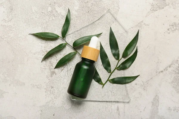 Botol Minyak Kosmetik Dengan Ranting Tanaman Dan Potongan Kaca Latar — Stok Foto
