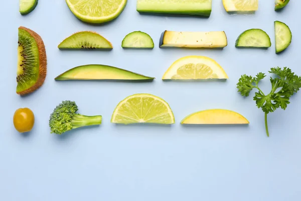 Композиція Зеленими Свіжими Фруктами Овочами Синьому Фоні — стокове фото