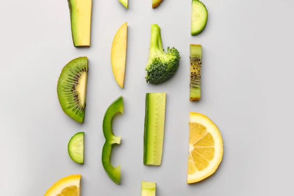 Samenstelling Met Groene Verse Groenten Fruit Grijze Ondergrond — Stockfoto