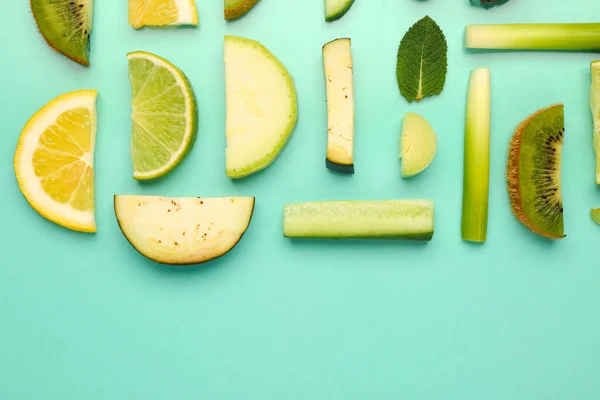 Композиція Різними Свіжими Фруктами Овочами Зеленому Фоні — стокове фото