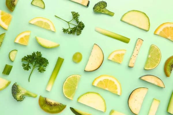 Composizione Con Diverse Verdure Fresche Verdi Frutta Sfondo Verde Pallido — Foto Stock