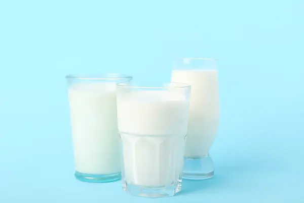 Glasögon Mjölk Ljusblå Bakgrund — Stockfoto