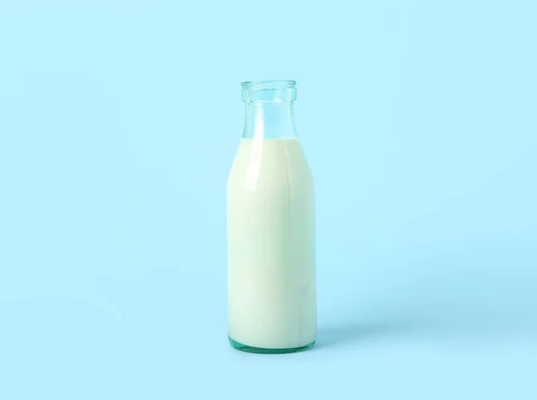 Fles Melk Lichte Blauwe Achtergrond — Stockfoto