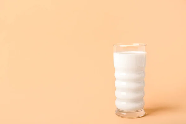 Glas Milch Auf Beigem Hintergrund — Stockfoto