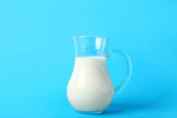 Kanna Med Mjölk Blå Bakgrund — Stockfoto