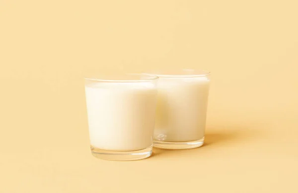 Bicchieri Latte Sfondo Beige — Foto Stock