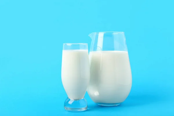 青の背景にミルクとジャグとガラス — ストック写真