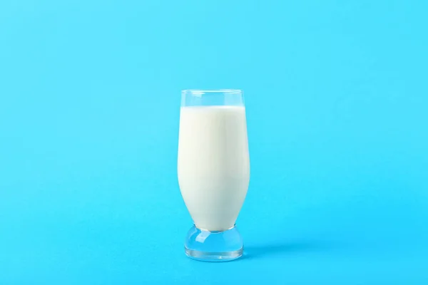 Glas Mjölk Blå Bakgrund — Stockfoto