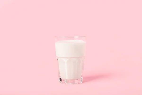 Szklanka Mleka Różowym Tle — Zdjęcie stockowe