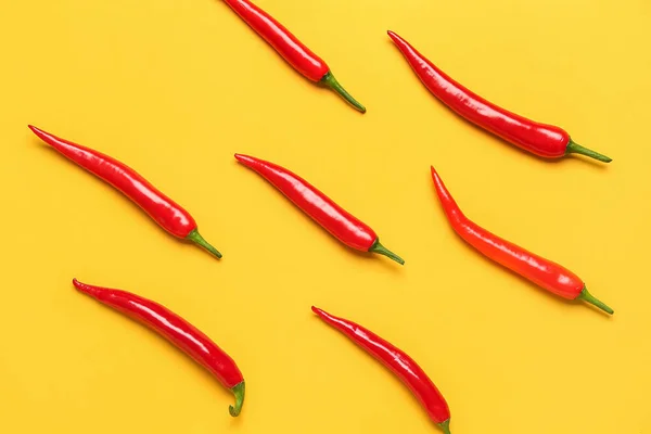 Färsk Varm Chili Paprika Gul Bakgrund — Stockfoto