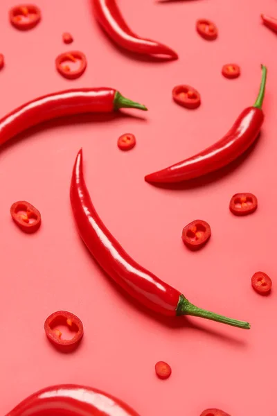 Čerstvé Horké Chilli Papričky Červeném Pozadí — Stock fotografie