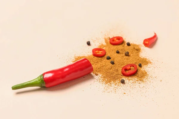 Verse Chili Peper Specerijen Een Bleke Oranje Achtergrond — Stockfoto