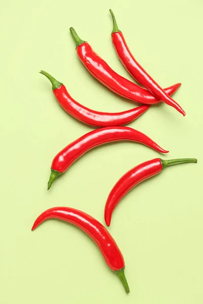 Čerstvé Horké Chilli Papričky Světle Zeleném Pozadí — Stock fotografie