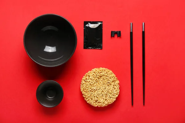 Raw Instant Noodles Empty Bowls Chopsticks Seasoning Red Background — Stock Photo, Image