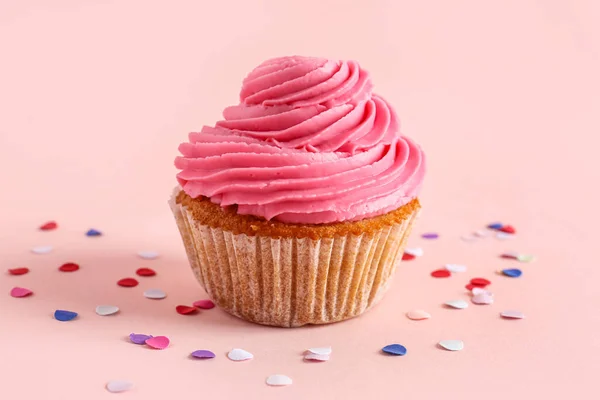 Leckere Cupcake Und Konfetti Auf Rosa Hintergrund — Stockfoto