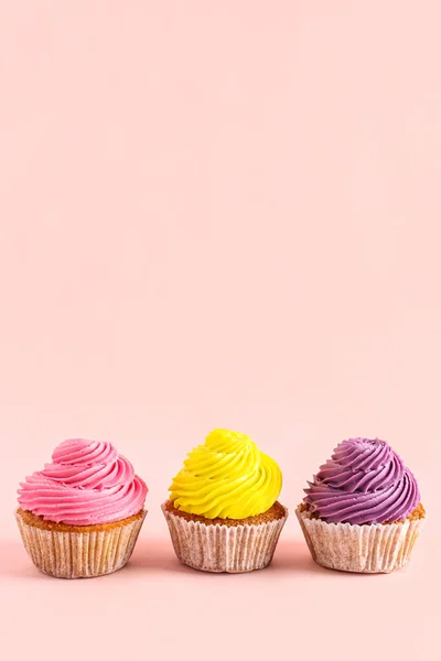 Leckere Bunte Cupcakes Auf Rosa Hintergrund — Stockfoto