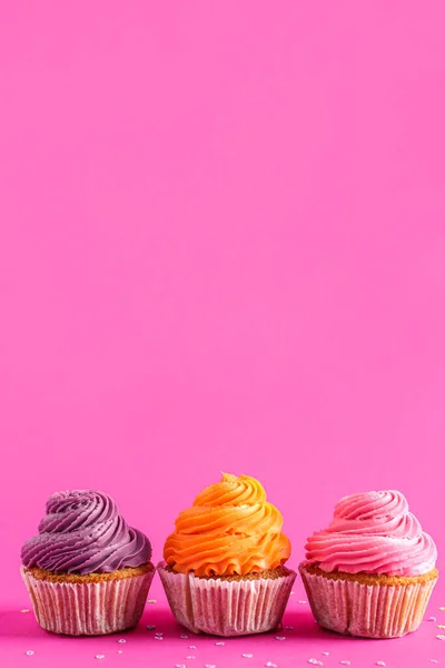 Cupcakes Coloridos Saborosos Fundo Rosa — Fotografia de Stock