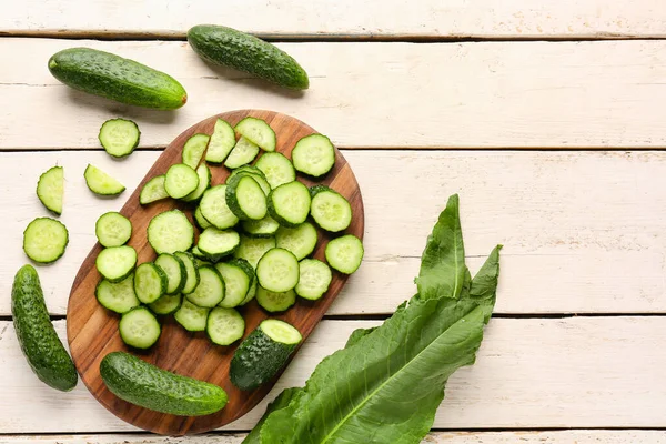 Board Fresh Cut Cucumbers Light Wooden Background — Stock Photo, Image