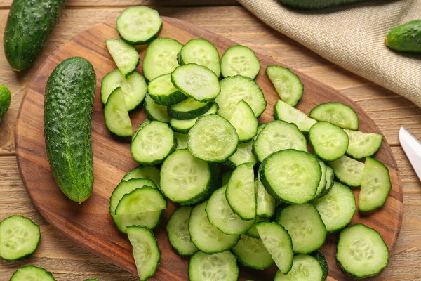 Board Fresh Cut Cucumbers Wooden Background — Stock Photo, Image