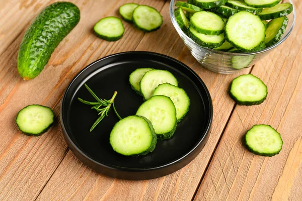 Plate Pieces Fresh Cucumber Wooden Background — Stock Photo, Image
