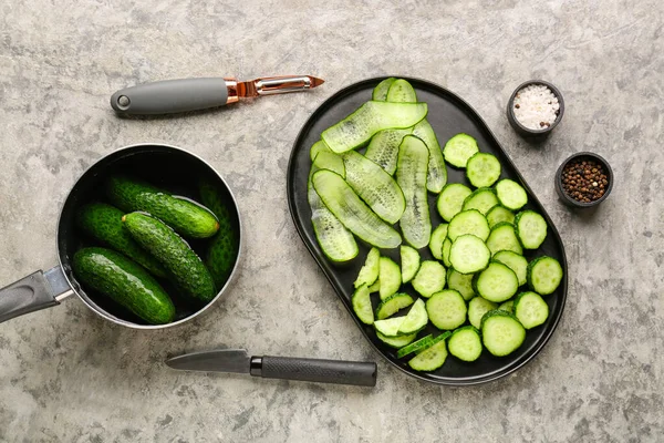 Saucepan Tray Fresh Cut Cucumbers Grunge Background — Stock Photo, Image