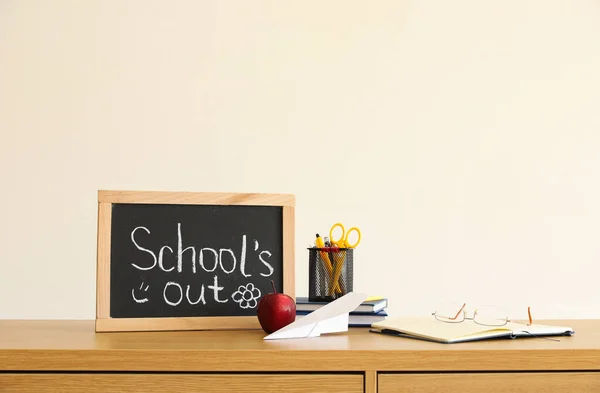 Chalkboard Text School Out Apple Paper Plane Stationery Table Light — Stock Photo, Image
