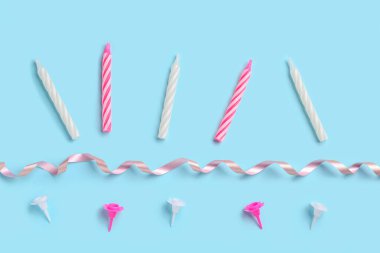 doğum günü mumları mavi zemin üzerine