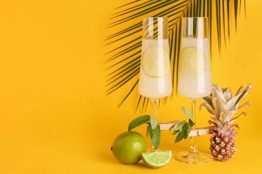 Sarı arka planda limonlu, naneli ve bebek ananaslı kokteyller.