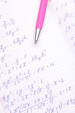 Matematik formülleri ve kalemi olan kitapçık, kapat