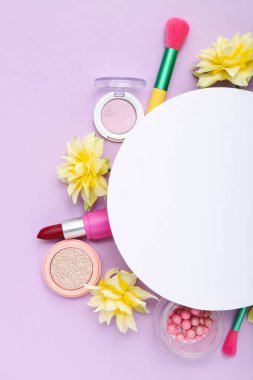 Farklı kozmetiklerden yapılmış çerçeveli boş kart ve leylak arkaplanda nergisler