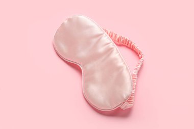 Pembe arka planda uyku maskesi