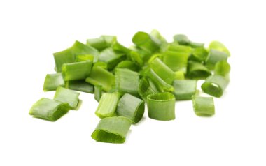 Beyaz arkaplanda kesilmiş yeşil soğan yığını