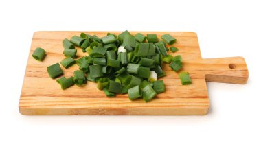 Beyaz arka planda taze kesilmiş yeşil soğanlı ahşap tahta