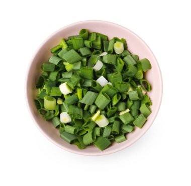 Beyaz arka planda taze kesilmiş yeşil soğanlı kase