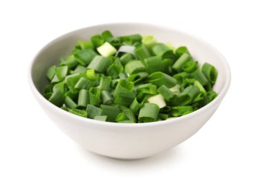 Beyaz arka planda taze kesilmiş yeşil soğanlı kase