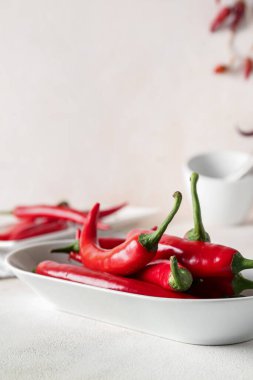 Hafif arka planda taze kırmızı biber tabağı