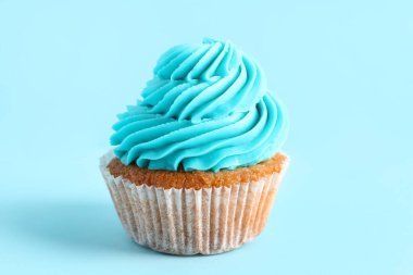 Mavi arka planda lezzetli kekler.