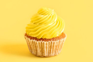 Sarı arka planda lezzetli kekler.