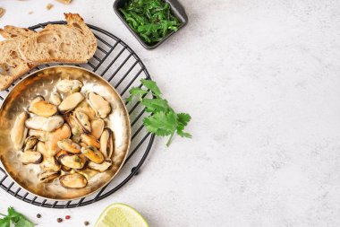 Gri arka planda turşulu midye tabağı