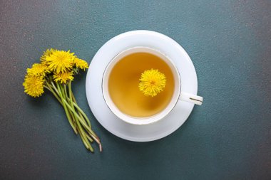 Koyu arkaplanda bir fincan sağlıklı karahindiba çayı