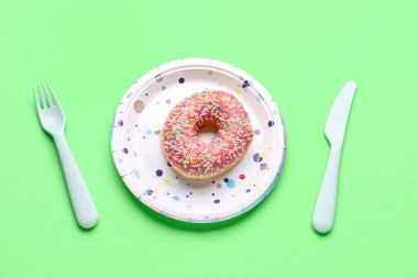 Yeşil zemin üzerinde çörek olan kağıt kullan-at masa ayarları