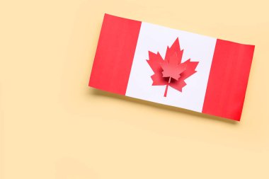 Sarı arka planda akçaağaç yaprağı olan Kanada 'nın kağıt bayrağı