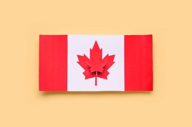 Sarı arka planda akçaağaç yaprağı olan Kanada 'nın kağıt bayrağı
