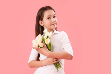 Pembe arka planda laleleri olan küçük bir kız. Çocuk Bayramı kutlaması