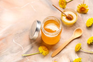 Kavanoz ve karahindiba ballı mermer zemin