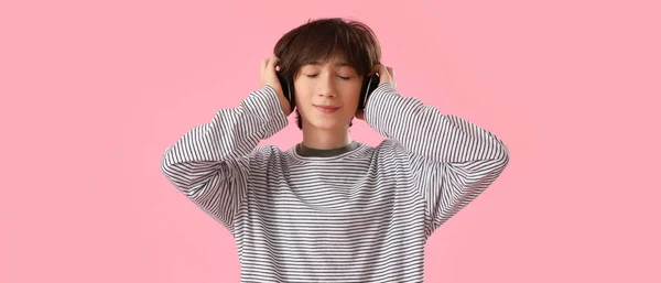 Хлопчик Підліток Навушниках Слухає Музику Рожевому Фоні — стокове фото