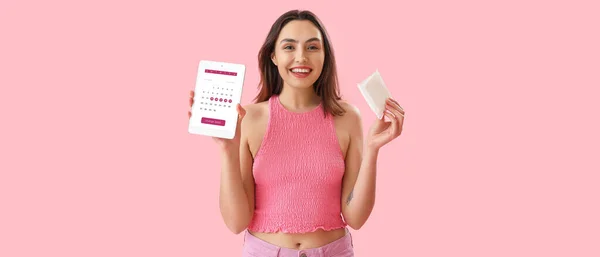 Счастливая Молодая Женщина Менструальным Блокнотом Планшетным Компьютером Открытым Календарем Экране — стоковое фото